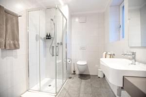 Bilik mandi di Miralago Locarno Easy Rooms