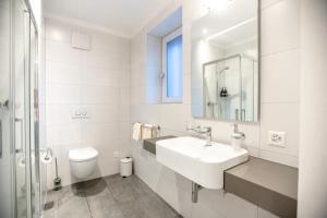 Bilik mandi di Miralago Locarno Easy Rooms