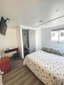 En eller flere senger på et rom på BahiaCaracoles Apart 205