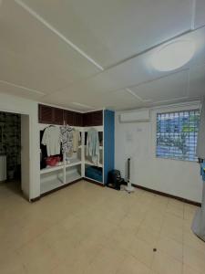 een kamer met een kamer met kleding op rekken bij Hostal Panama Experience in Panama-Stad