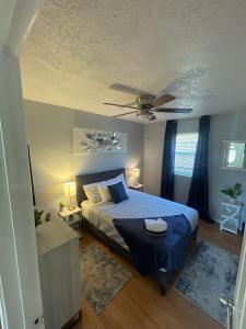 1 dormitorio con 1 cama y ventilador de techo en Cozy 3bd Family-friendly Home (Near Ft. Sill & VA), en Lawton