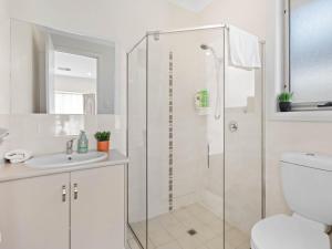 baño blanco con ducha y lavamanos en Near Cbd 2 Bathrooms No Stairs Wifi, Ac en West Richmond