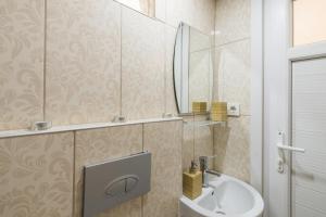Koupelna v ubytování White Rose Apart
