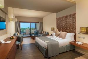 una camera d'albergo con letto e scrivania di Just A Break - جست بريك لحجز الفنادق a Il Cairo