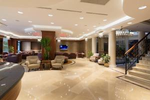 - un hall d'un hôtel avec des canapés et des chaises dans l'établissement Just A Break - جست بريك لحجز الفنادق, au Caire