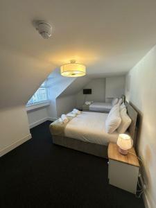 Un dormitorio con una cama grande y una ventana en Cambridge Central Rooms - Tas Accommodations, en Cambridge