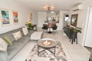 uma sala de estar com um sofá e uma mesa em City Stadium 2 em Townsville