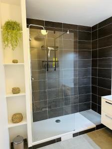 W łazience znajduje się prysznic ze szklanymi drzwiami. w obiekcie SKY - ASNIERES w mieście Asnières-sur-Seine