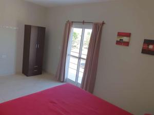 una camera da letto con un letto e una grande finestra di HERMOSO DEPARTAMENTO EN QUINES a Quines