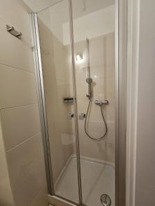 W łazience znajduje się prysznic ze szklaną kabiną prysznicową. w obiekcie Cozy studio in Hinterglemm w Saalbach Hinterglemm