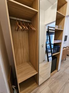 Pokój z szafą z drewnianymi drzwiami i wieszakami w obiekcie Cozy studio in Hinterglemm w Saalbach Hinterglemm