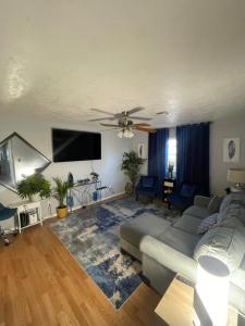 sala de estar con sofá y TV de pantalla plana en Cozy 3bd Family-friendly Home (Near Ft. Sill & VA), en Lawton