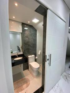 a small bathroom with a toilet and a sink at Sobrado aconchegante e espaçoso, ótima opção! in Foz do Iguaçu