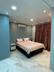 a bedroom with a large bed in a room at Sobrado aconchegante e espaçoso, ótima opção! in Foz do Iguaçu