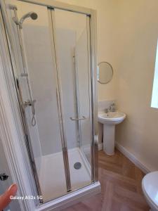 a bathroom with a shower and a sink at ROOMS in WAKEFIELD CITY CENTRE in Wakefield