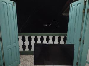 una puerta abierta a un balcón por la noche en Cada De Hospedagem Vida No Paraíso en Angra dos Reis