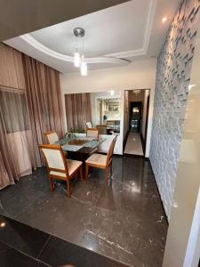 a dining room with a table and chairs at Casa Aconchegante in Belo Horizonte