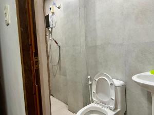 ein Bad mit einer Dusche, einem WC und einem Waschbecken in der Unterkunft Maria’s Place Homestay in Baguio City