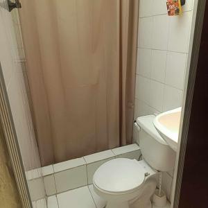 Koupelna v ubytování Agradable minidepartamento central en Ambato, para una a seis personas