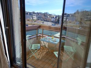 - un balcon avec une table et des chaises dans l'établissement Best Western Le Relais de Laguiole Hôtel & Spa, à Laguiole