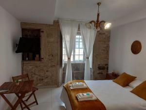 a bedroom with a bed and a window at A Taberna de Gundián in Vedra