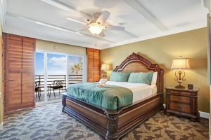 ein Schlafzimmer mit einem Bett und einem Balkon in der Unterkunft Pacific Terrace Hotel in San Diego