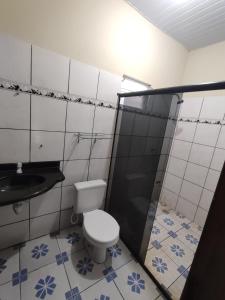 La salle de bains est pourvue de toilettes et d'un lavabo. dans l'établissement Café e Cama hospedagem, à Barreirinhas
