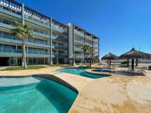 een groot appartementencomplex met een zwembad bij Unwind in a Modern Condo with Stunning View in Puerto Peñasco
