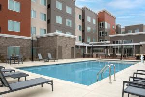 uma imagem de uma piscina num complexo de apartamentos em Residence Inn by Marriott Dallas Grand Prairie em Grand Prairie