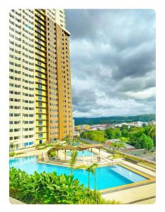 Blick auf zwei hohe Gebäude und einen Pool in der Unterkunft Urban Oasis Condo Near Ayala Mall Centrio 2 in Cagayan de Oro