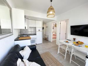 uma cozinha e uma sala de estar com um sofá e uma mesa em Casa Sol Bristol Sunset Beach em Corralejo