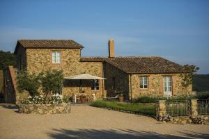 TrevinanoにあるCasale Galliの傘前の石造りの家