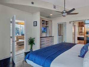 3 Bedrm Palace Suite - King FL bed & Free EV Charging في أورلاندو: غرفة نوم بسرير ومروحة سقف