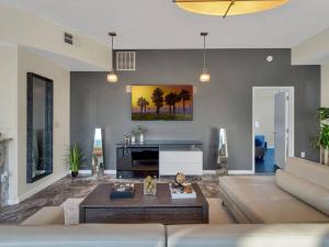 uma sala de estar com um sofá e uma mesa em 3 Bedrm Palace Suite - King FL bed & Free EV Charging em Orlando