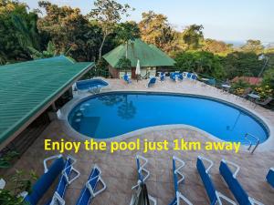 an image of a swimming pool at a resort at Quepos Inn in Quepos