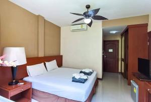 een slaapkamer met een bed en een plafondventilator bij Piman Garden Boutique Hotel in Khon Kaen