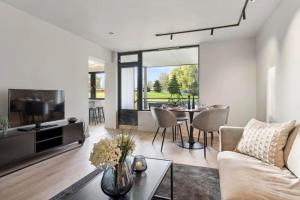 een woonkamer met een bank en een tafel bij New modern apartment - Trondheim in Trondheim