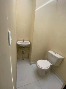 a small bathroom with a toilet and a sink at Encantadora Casa en Eje Cafetero in Dosquebradas