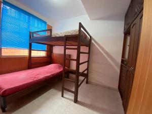 two bunk beds in a room with a window at Encantadora Casa en Eje Cafetero in Dosquebradas