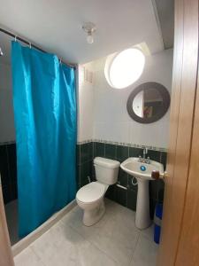 a bathroom with a toilet and a sink at Encantadora Casa en Eje Cafetero in Dosquebradas