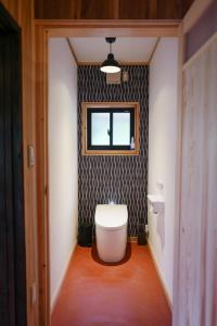 een badkamer met een wit toilet in een kamer bij Ryunohara Hatago in Tanabe