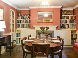 uma sala de jantar com uma mesa e uma lareira em Craven House em Bridlington