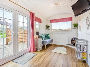uma sala de estar com uma janela e uma televisão em Gwyneths Haven - Uk46404 em Cowbridge
