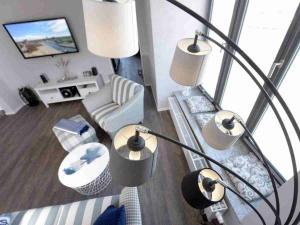 einen Blick über ein Wohnzimmer mit zwei Lampen in der Unterkunft Nice holiday home with port view in Wismar