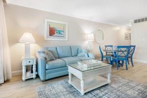 salon z niebieską kanapą i stołem w obiekcie South Seas Bayside Villa 5226 condo w mieście Captiva