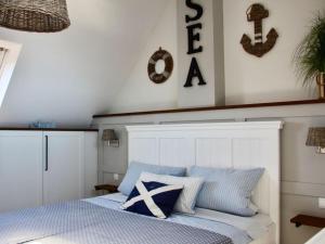 - une chambre avec un lit doté d'oreillers bleus et blancs dans l'établissement Nice apartment with WiFi, à Kühlungsborn