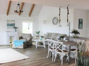 uma sala de estar com uma mesa e um sofá em Tranquil holiday home with garden em Kronsgaard