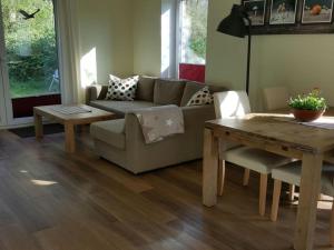 sala de estar con sofá y mesa en Apartment bare with ebike rental, en Oldenburg