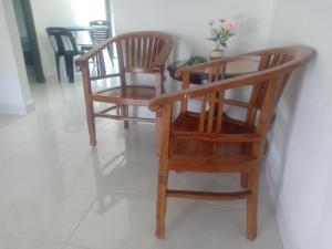 2 Stühle und ein Tisch in einem Zimmer in der Unterkunft Rossy Homestay in Kuah