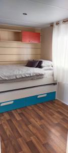 1 dormitorio con 1 cama con cajones azules en Bungalow 5 pers en L'Escala